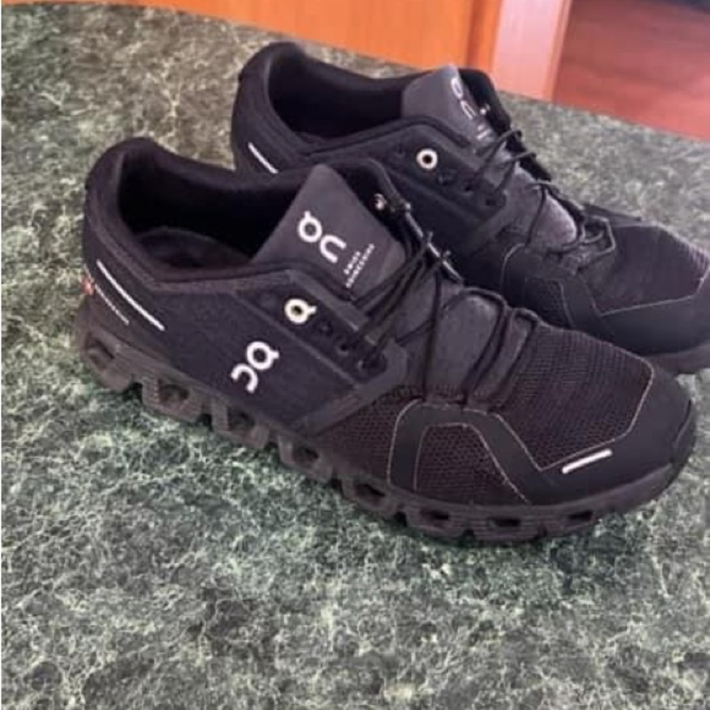 On Cloud black 8.5 women’s